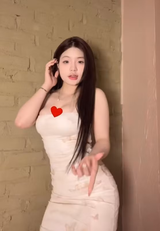 Nữ TikToker không ngừng thử nghiệm các phong cách mới, khi thì đáng yêu, lúc lại quyến rũ đến “nghẹt thở”... nhưng tất cả đều mang dấu ấn riêng khó lẫn.