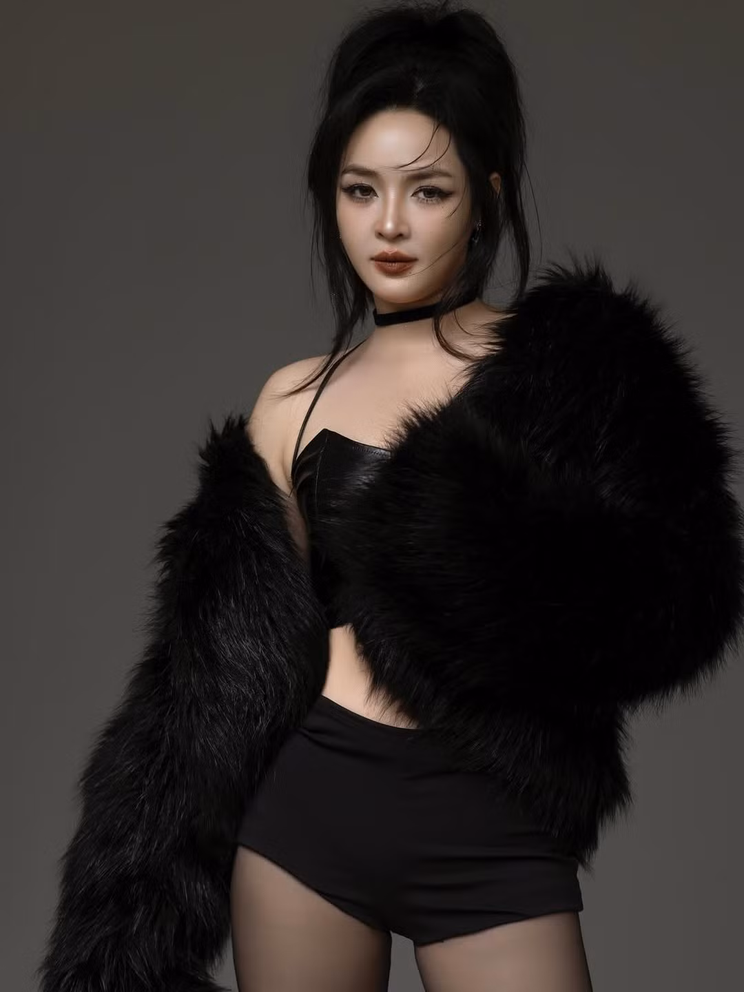 Loạt ảnh mới được hot girl thẩm mỹ Vũ Thanh Quỳnh đăng tải trên trang cá nhân nhanh chóng trở thành tâm điểm của sự chú ý.