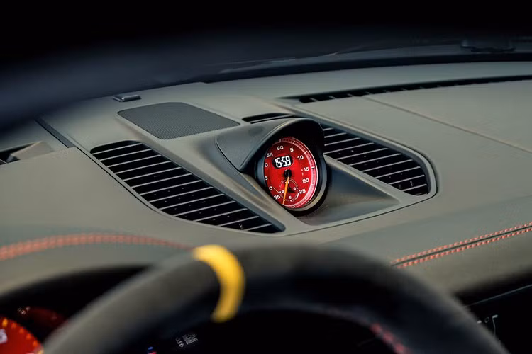 Sức mạnh trên siêu xe Porsche 911 GT2 RS sẽ đồng hành cùng hộp số PDK tự động 7 cấp thay vì trang bị thêm số sàn như xe Porsche 911 GT3 992 mà các đại gia Việt đang chơi.