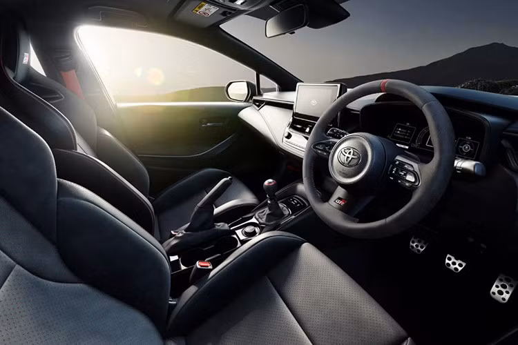 Toyota cũng sẽ cung cấp bản cập nhật phần mềm cho các xe GR Corolla sản xuất trước 2024. Bản nâng cấp này tăng thêm 30 Nm mô-men xoắn và bổ sung thiết lập hệ dẫn động GR-Four mới, thay đổi phân bổ lực kéo trước/sau tùy theo chế độ lái. Dự kiến triển khai từ mùa xuân 2026.