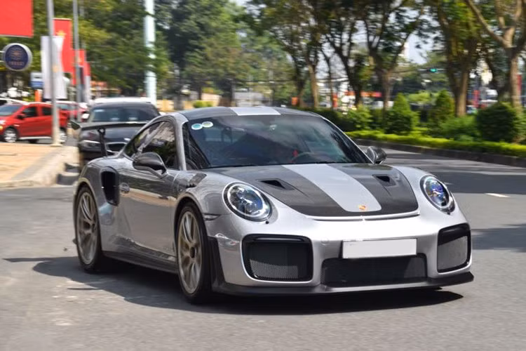Mới đây, một chiếc siêu xe đua đường phố Porsche 911 GT2 RS đã bị bắt gặp lăn bánh trên đường phố Thành phố Hồ Chí Minh, với biển kiểm soát 48A-238.63, đã nhanh chóng nhận được sự quan tâm của giới chơi xe cũng như cộng đồng mạng.