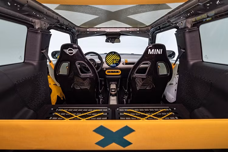 The Machina - chiếc John Cooper Works mang sức mạnh nhỏ gọn của cơ khí thô sơ và dòng máu motorsport. Lấy cảm hứng từ motorsport, nó đại diện cho niềm đam mê đua xe thuần túy và tính năng chân thực. Thiết kế ngoại thất tôn vinh di sản motorsport của MINI. Mọi đặc điểm đặc trưng đều được lựa chọn cẩn thận với trọng tâm là tính năng và cảm xúc.