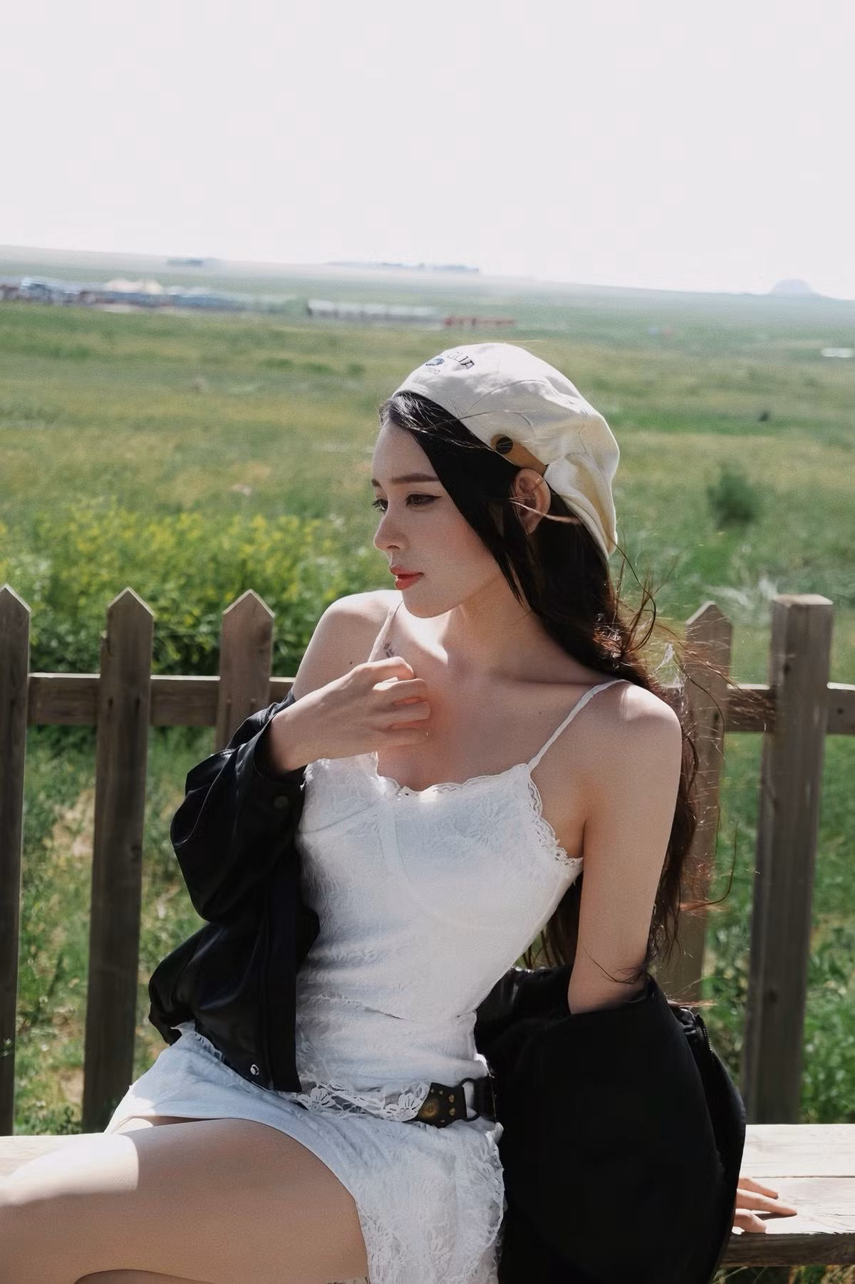 Trên tấm thiệp viết tay gửi tặng nửa kia, Văn Thanh còn gọi Bích Hạnh là "vợ yêu", mong cô "bớt lo toan, sống vui vẻ và yêu bản thân nhiều hơn" đồng thời bày tỏ bản thân là người may mắn khi có cô đồng hành mọi chặng đường.