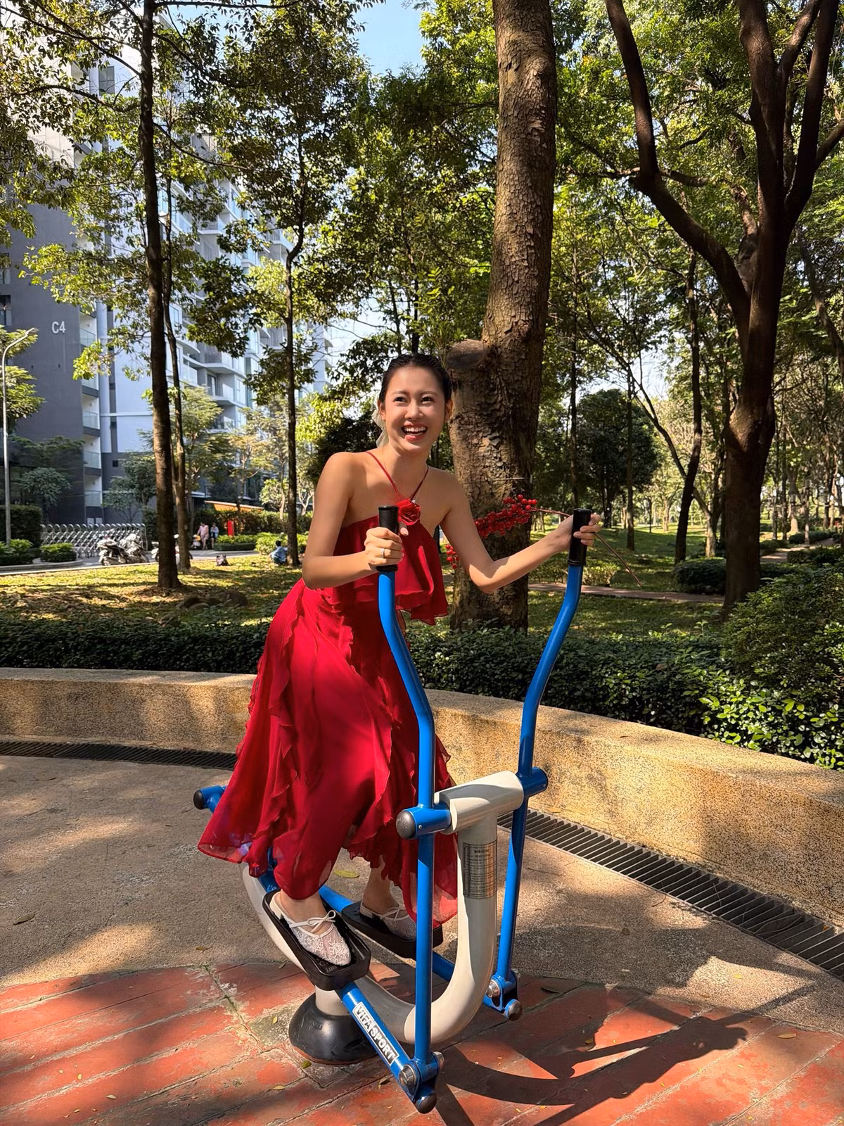Từ những clip đơn giản ban đầu, Phương Thoa dần xây dựng được lượng người theo dõi “khủng” trên TikTok và YouTube, trở thành gương mặt quen thuộc với nhiều series triệu view, trong đó nổi bật là “Nữ chủ tịch giả danh” đóng cùng chồng – Chí Thành.