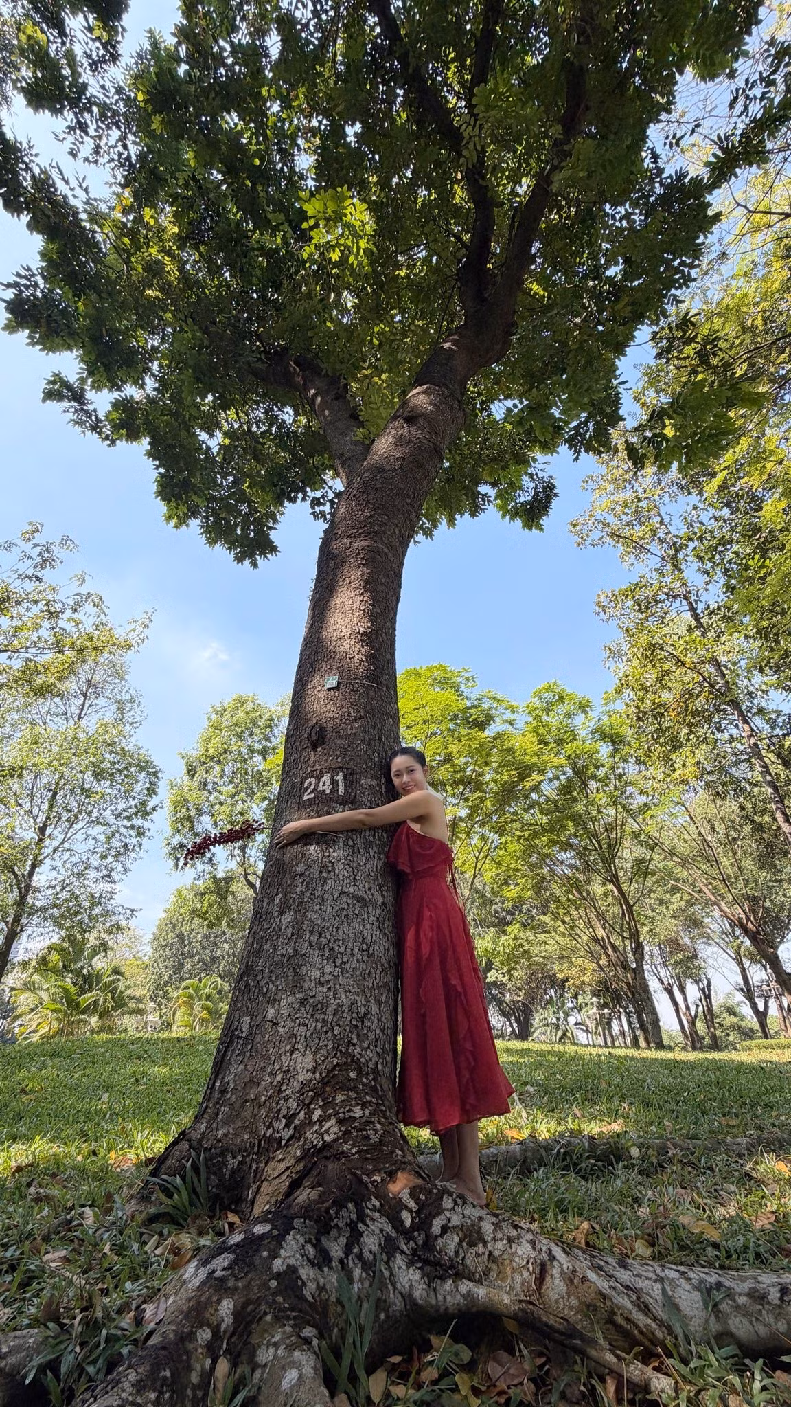 Các video ngắn của Phương Thoa thường xoay quanh tình huống đời thường, lối diễn tự nhiên và nét hài rất “đời”, dễ khiến người xem bật cười ngay từ những giây đầu tiên.