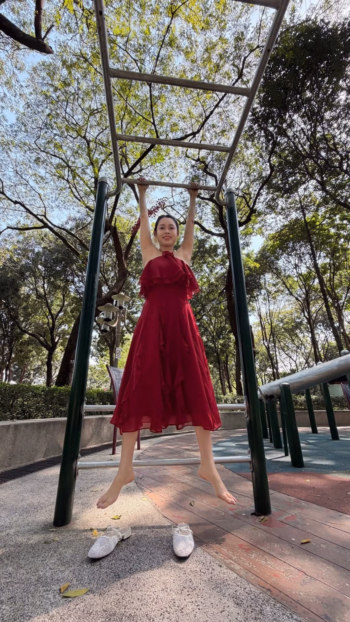 Giữa vô vàn khung hình xinh đẹp, chỉn chu, Việt Phương Thoa tiếp tục ghi điểm theo cách rất riêng khi tung bộ ảnh gợi ý tạo dáng chụp hình Tết “lầy lội”, xem là bật cười nhưng càng ngắm càng thấy… đúng chất Phương Thoa.