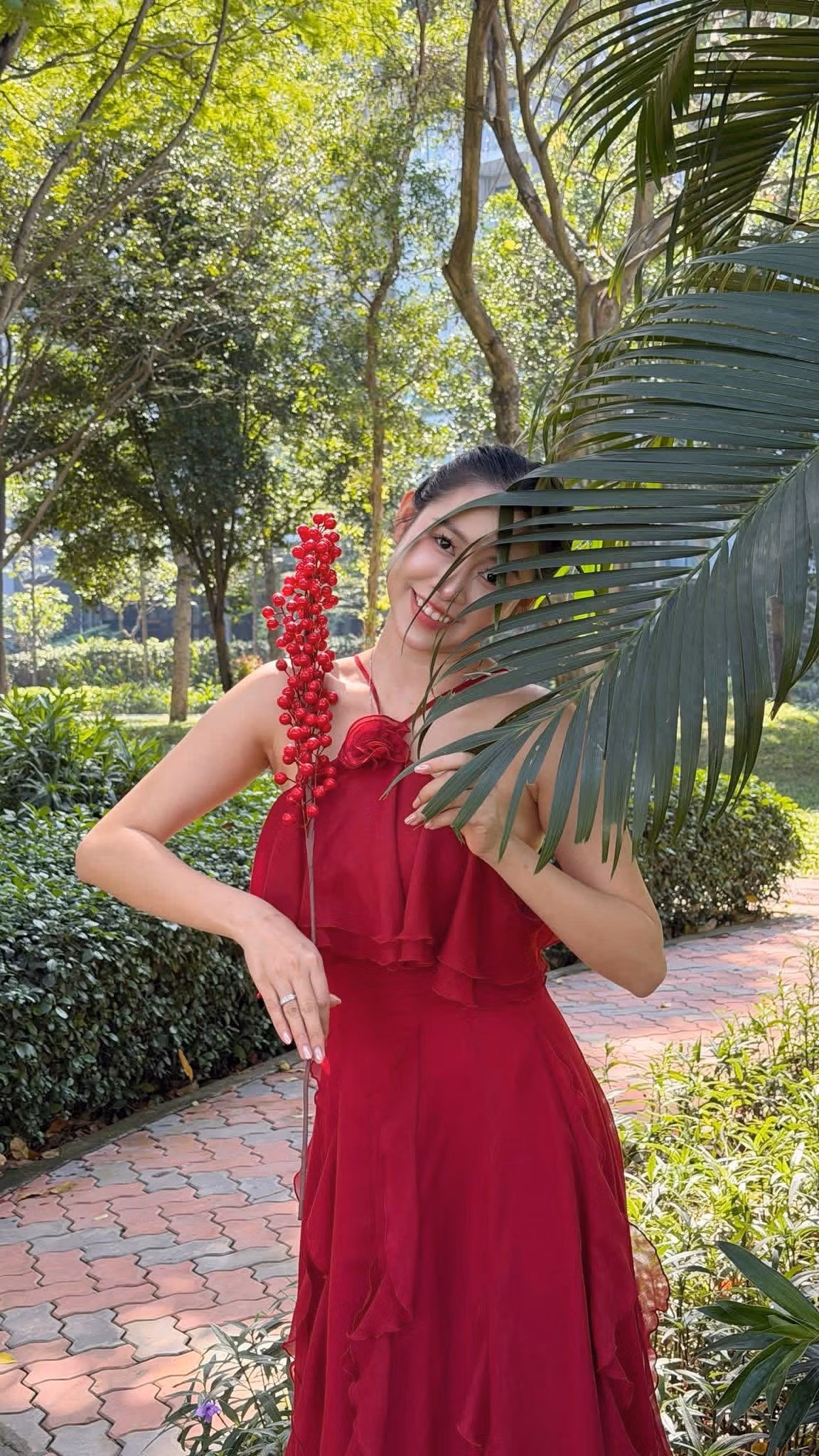 Thay vì tạo dáng nghiêm túc, Phương Thoa chọn sự tự nhiên, thoải mái và pha chút “tấu hài” rất đời – đúng với tinh thần giải trí mà cô theo đuổi bấy lâu nay.