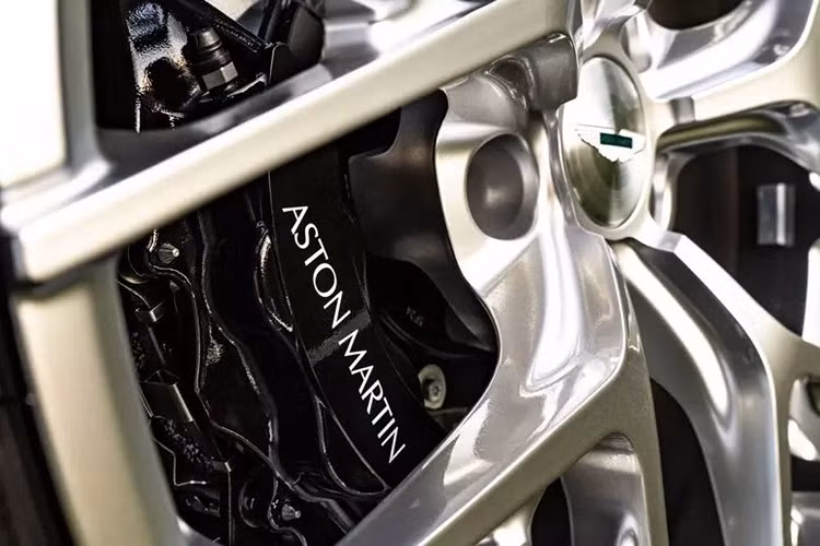 Cả hai phiên bản Aston Martin Vanquish đều mang đậm dấu ấn hàng hải tinh tế, mang đến vẻ thanh lịch và sự điềm tĩnh duyên dáng của những chiếc du thuyền khi cập bến. Bắt đầu từ ngoại thất, cả hai chiếc xe đều được hoàn thiện với màu bạc ánh sáng, một màu sắc được lựa chọn bởi sự tinh tế và trường tồn với thời gian, đồng thời cũng bởi "ánh sáng xanh lam phản chiếu tinh tế dưới ánh nắng mặt trời".