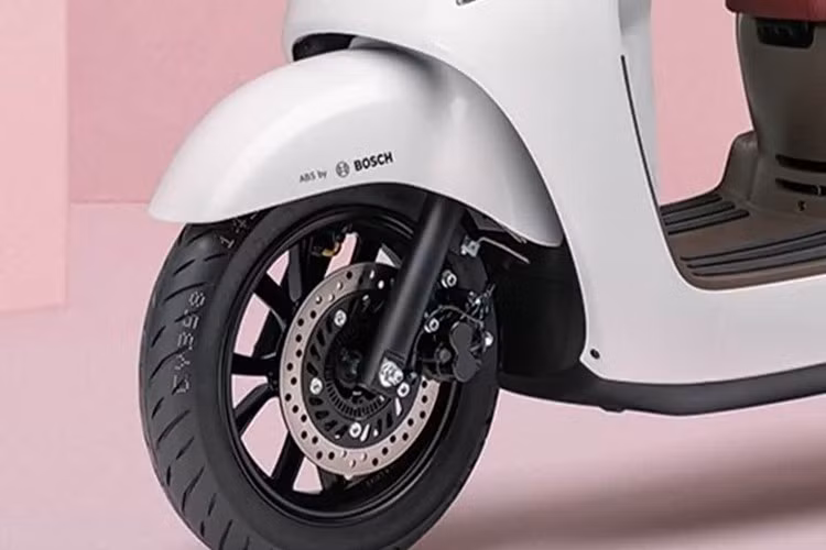 Về sức mạnh, Haojue Lumi 125 2026 được trang bị động cơ ESS thế hệ thứ hai, loại 4 thì, xi-lanh đơn, dung tích 124cc, làm mát bằng không khí, cho công suất cực đại 9,4 mã lực tại 7.500 vòng/phút và mô-men xoắn 10 Nm tại 5.000 vòng/phút.