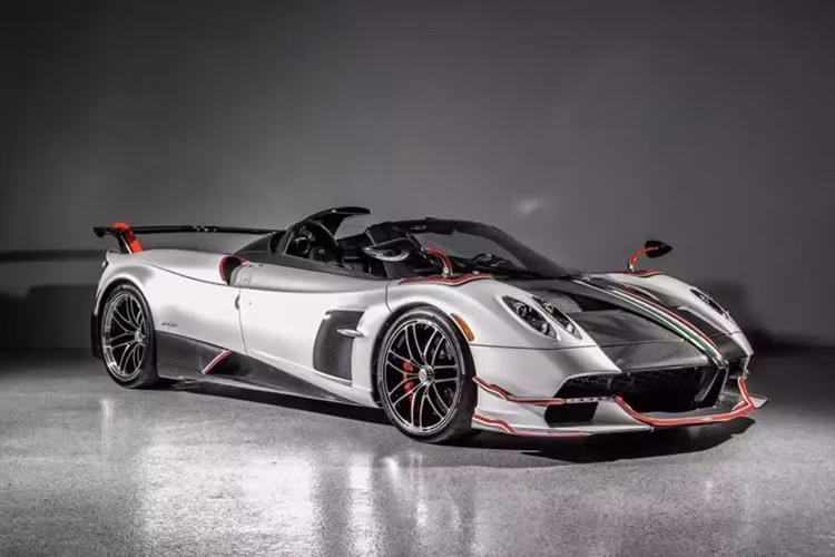 Khi thương hiệu Pagani khép lại một trong những siêu phẩm ngoạn mục nhất của mình, chiếc Huayra Roadster BC cuối cùng, được gọi trìu mến là "Quaranta", trong tiếng Ý có nghĩa là "bốn mươi", đánh dấu sự kết thúc của một kỷ nguyên siêu xe mang tên gọi thần gió.