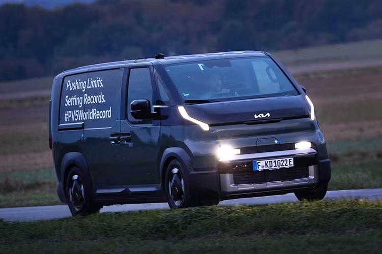 Chiếc xe van điện Kia PV5 Cargo đã hoàn thành vòng lặp dài 61,47 km tổng cộng 12 lần trong suốt 22 giờ 30 phút. Quan trọng hơn, toàn bộ hành trình được thực hiện ở mức tải trọng tối đa, chứng minh cả hiệu quả năng lượng và độ tin cậy vượt trội cho các hoạt động giao hàng trong đô thị.