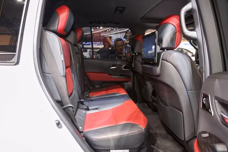 Mẫu xe SUV địa hình cao cấp này được trang bị ghế da cao cấp chỉnh điện 10 hướng, hệ thống điều hòa tự động 4 vùng độc lập, màn hình trung tâm cảm ứng 12,3 inch hỗ trợ kết nối Apple CarPlay/Android Auto, cùng hệ thống âm thanh JBL 14 loa.