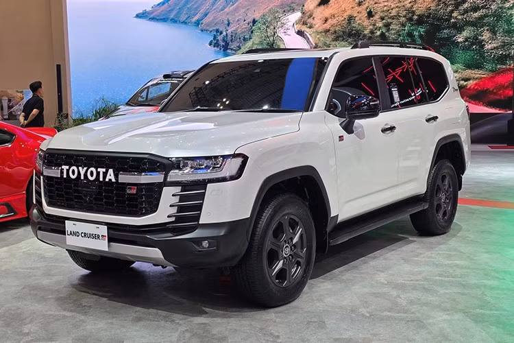 Toyota Land Cruiser 300 GR Sport 2025 mới ra mắt tại thị trường Đông Nam Á, cụ thể là Indonesia. Đây là phiên bản mang đậm dấu ấn thể thao trong dòng xe SUV địa hình Land Cruiser "huyền thoại", xe được nhập khẩu nguyên chiếc từ Nhật Bản.