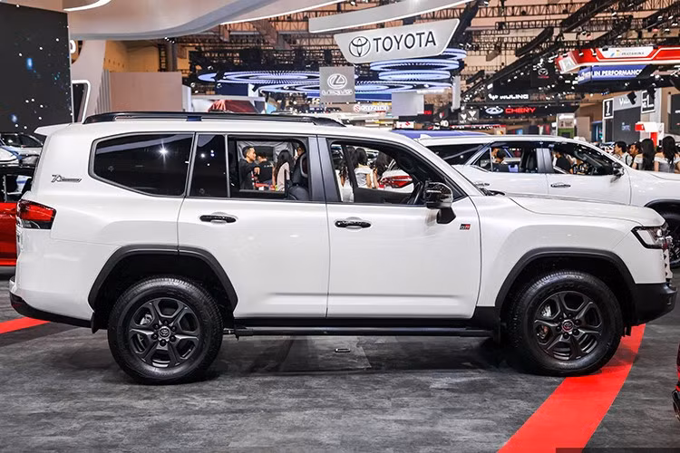 GR Sport được Toyota phát triển theo phong cách đặc trưng của bộ phận hiệu năng cao Gazoo Racing. Toàn bộ phần đầu xe được thiết kế lại với lưới tản nhiệt dạng tổ ong sơn đen mờ, dòng chữ “TOYOTA” in nổi chính giữa thay cho logo truyền thống, kết hợp với cụm đèn pha LED vuốt ngang sắc nét và hốc gió mở rộng.