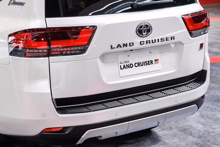 Logo GR Sport trên Toyota Land Cruiser 300 GR Sport thiết kế nhỏ gọn nhưng nổi bật, được bố trí ở nhiều vị trí như thân xe và cửa cốp sau để nhận diện riêng biệt.
