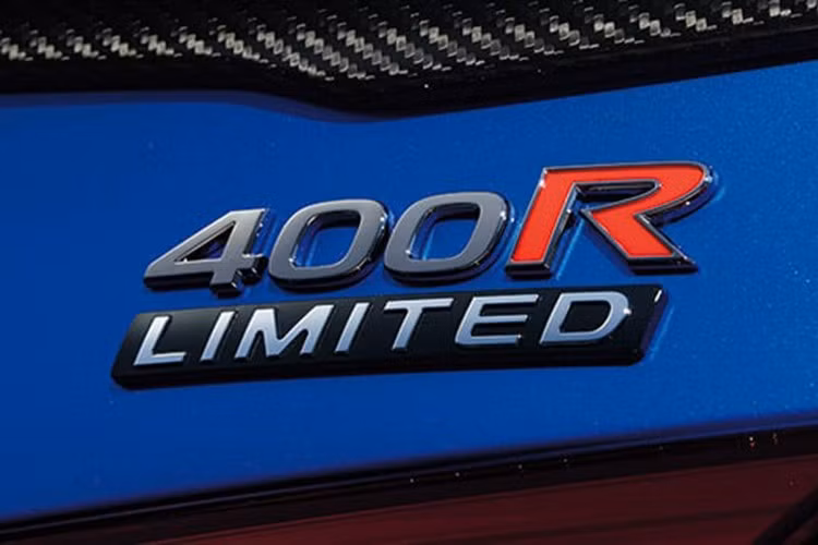Về thiết kế, 400R Limited sử dụng carbon cho cánh gió cốp sau và ốp gương chiếu hậu. Logo “Limited” được gắn phía sau, còn nội thất được bổ sung bảng đánh số thứ tự sản xuất cùng các chi tiết ốp carbon ở bệ điều khiển trung tâm.