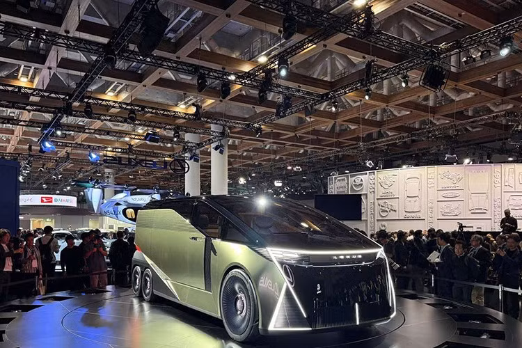 Japan Mobility Show 2025, Lexus đã gây chú ý khi giới thiệu bộ ba xe concept mới mang thương hiệu LS. Nổi bật nhất là ls concept – một mẫu minivan siêu sang với thiết kế 6 bánh độc đáo, đánh dấu hướng tiếp cận hoàn toàn mới của dòng xe LS vốn quen thuộc với dáng sedan truyền thống.