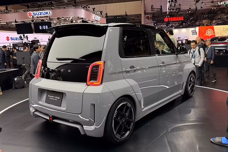 Xe được phát triển trên nền tảng gọn nhẹ của Honda N Series, giúp mang lại khả năng điều khiển linh hoạt, dễ dàng trong môi trường đô thị. Thiết kế vòm bánh mở rộng giúp tăng chiều rộng cơ sở, đồng thời tạo dáng vẻ mạnh mẽ, thể thao hơn.
