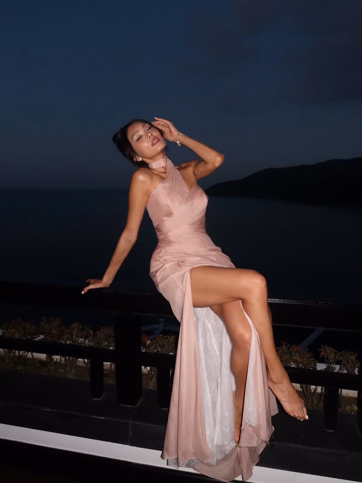Gương mặt mang nét lai Tây, sống mũi cao, đôi mắt sâu cùng lối trang điểm trong veo, căng bóng giúp người đẹp toát lên vẻ đẹp hiện đại, phóng khoáng. Kiểu tóc búi cao kết hợp vài lọn tóc buông nhẹ càng làm nổi bật đường nét gương mặt và chiếc cổ cao thanh thoát.