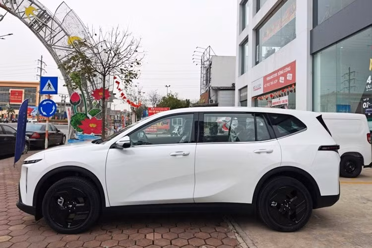 Cung cấp năng lượng cho xe là bộ pin có dung lượng 60,13 kWh, cho quãng đường di chuyển lên tới 450 km sau mỗi lần sạc đầy (theo tiêu chuẩn NEDC). VF MPV 7 sở hữu công nghệ sạc nhanh tiên tiến, cho phép nạp lại năng lượng từ 10% lên 70% chỉ trong vòng 30 phút, đảm bảo sự tiện lợi cho người dùng.