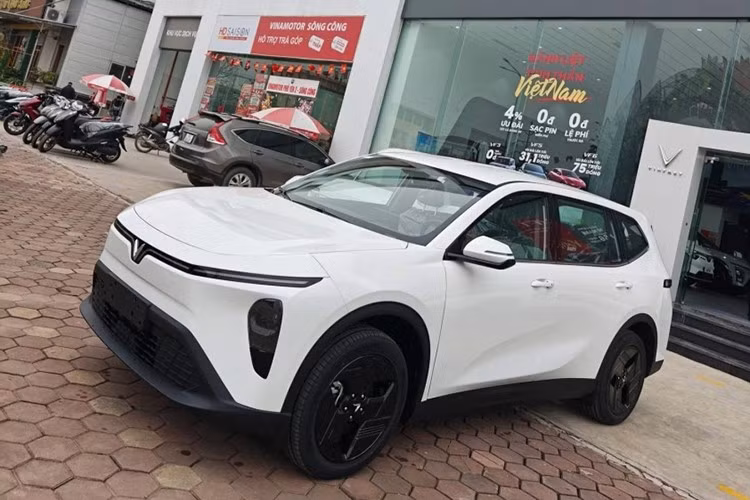 VF MPV 7 hiệnn đang được áp dụng đầy đủ các ưu đãi hấp dẫn của chương trình “Mãnh liệt vì tương lai Xanh” đang được VinFast triển khai trên toàn quốc trong năm 2026. Xe được bảo hành chính hãng 7 năm hoặc 160.000 km cho xe và 8 năm hoặc 160.000 km cho pin (tùy điều kiện nào đến trước).