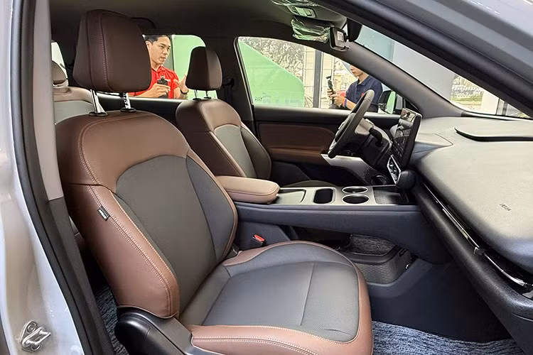 Mẫu MPV điện này sở hữu trợ lý ảo thông minh, hỗ trợ điều khiển bằng giọng nói tiếng Việt đa vùng miền, cùng ứng dụng theo dõi và định vị xe từ xa qua điện thoại. Ngoài ra, VF MPV 7 còn có gói an toàn chủ động ADAS và nhiều tính năng an toàn thụ động.