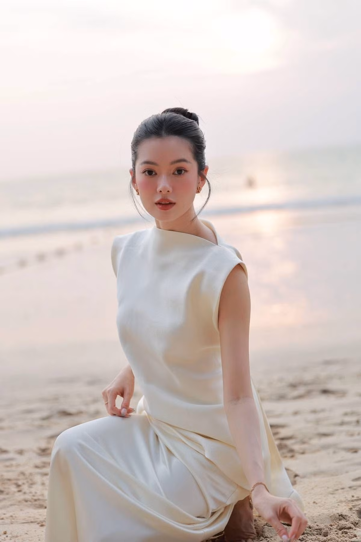 Những hình ảnh đời thường như thế này không chỉ giúp Đỗ Yên Đan gần gũi hơn với khán giả mà còn khẳng định sức hút cá nhân mạnh mẽ của cô.