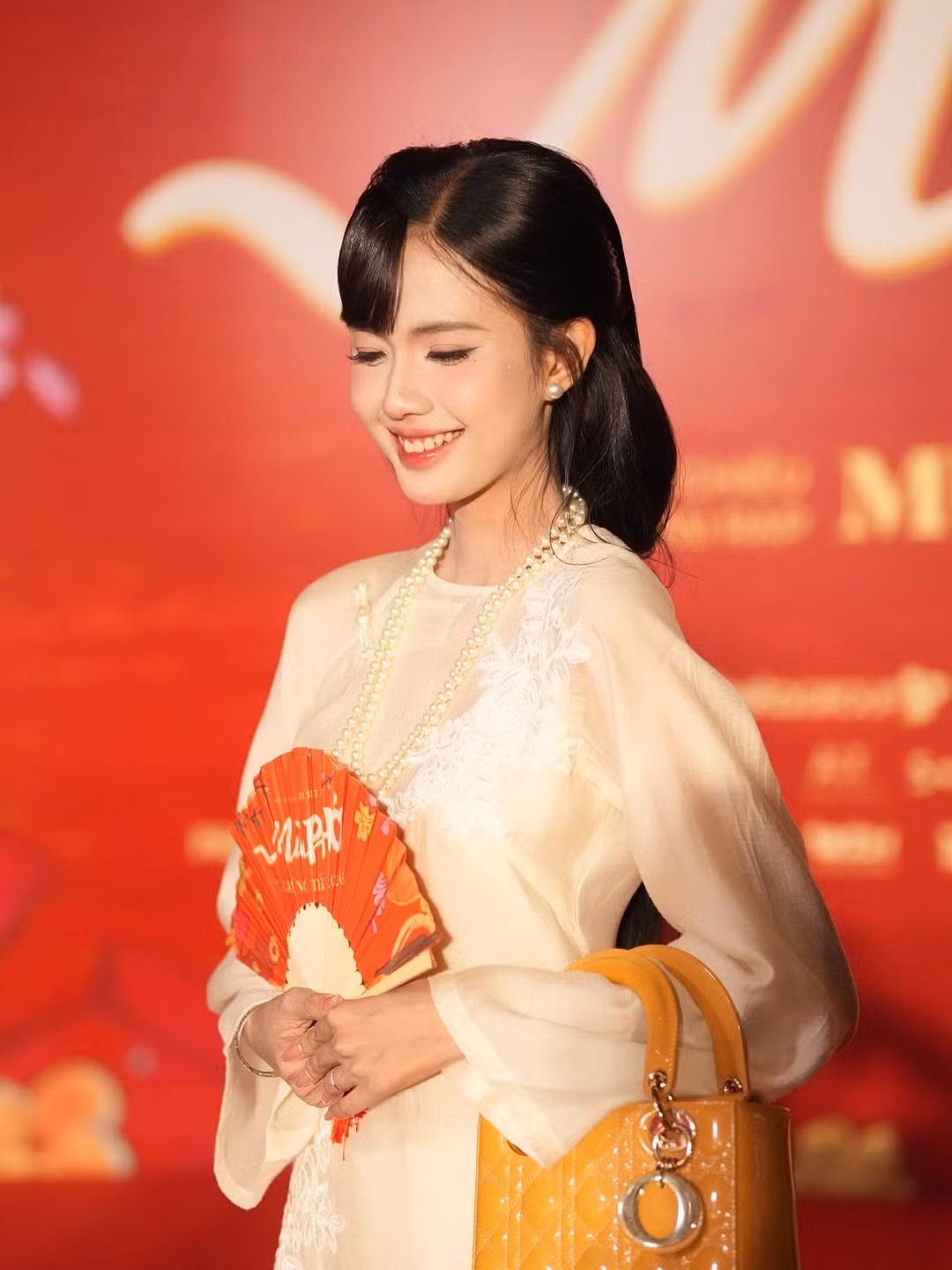 Khoảnh khắc Gabriella Bùi mỉm cười rạng rỡ, tay khẽ nâng quạt trước ngực giữa không gian sự kiện đã nhanh chóng được chia sẻ rộng rãi trên mạng xã hội. Nhiều khán giả dành lời khen cho hình ảnh “đậm chất Việt Nam” nhưng vẫn rất thời thượng của cô, cho rằng đây là một trong những màn xuất hiện ấn tượng tại thảm đỏ lần này.
