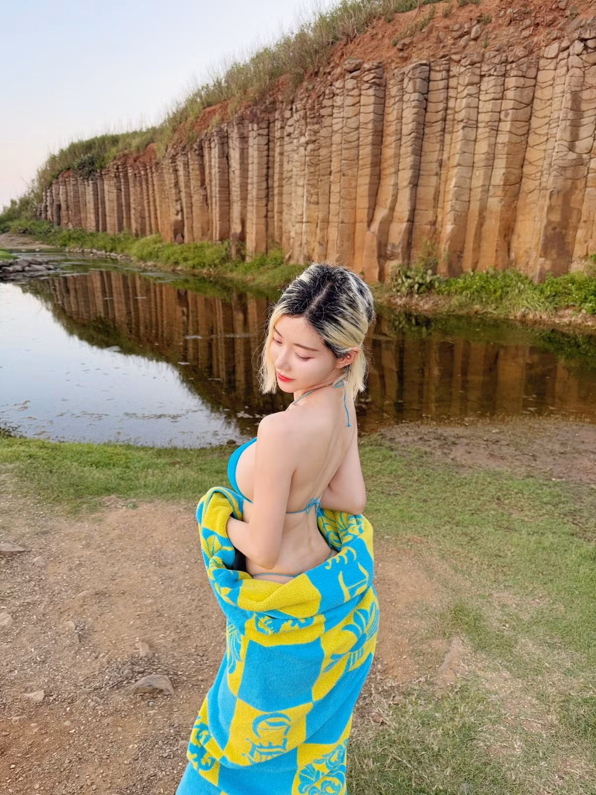 Dường như không cần những pose quá phức tạp, DJ Soda chỉ đơn giản thả lỏng cơ thể, tương tác nhẹ nhàng với không gian xung quanh nhưng vẫn tạo nên sức hút rất riêng.