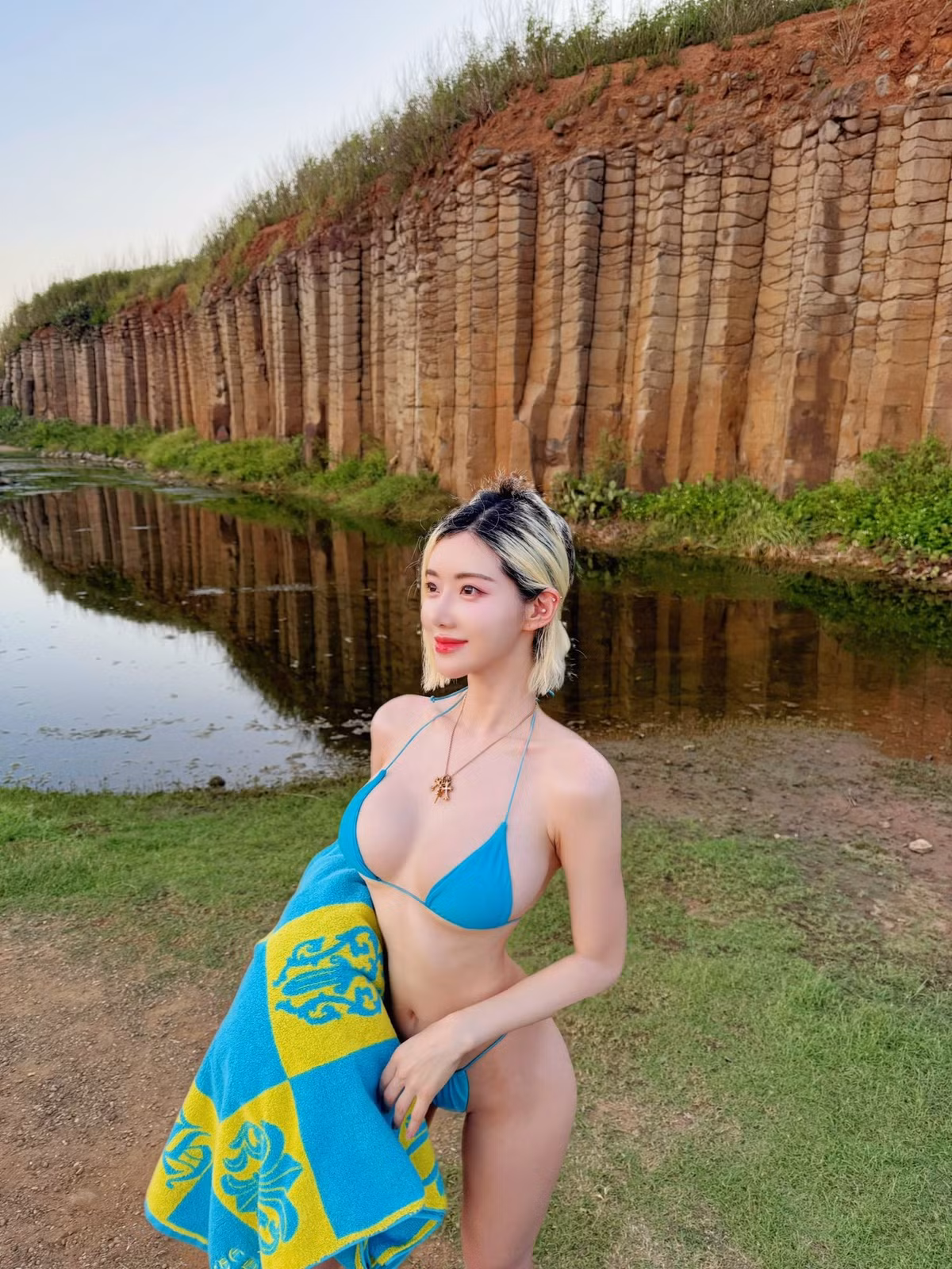 Cũng dễ hiểu thôi bởi nhắc tới DJ Soda, cộng đồng mạng thường nghĩ ngay tới hình ảnh một nữ DJ xinh đẹp, quyến rũ và tràn đầy năng lượng. Trải qua nhiều năm hoạt động, cô nàng đã xây dựng được hình ảnh cá nhân rất rõ nét, nóng bỏng nhưng không phản cảm, táo bạo nhưng vẫn giữ được sự tinh tế.