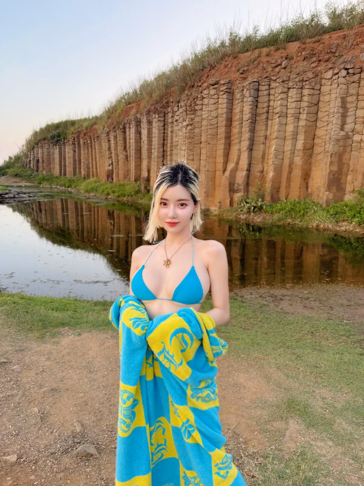 Trong từng khung hình, DJ Soda lựa chọn trang phục bikini tối giản, tôn lên những đường cong khỏe khoắn và làn da sáng mịn. Chính sự tự nhiên, không cầu kỳ đã khiến người xem cảm nhận được năng lượng tích cực, thay vì chỉ tập trung vào yếu tố gợi cảm đơn thuần.