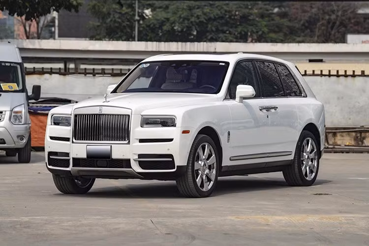 Rolls-Royce Cullinan là 1 chiếc xe SUV siêu sang đắt đỏ nhất thế giới, đẳng cấp cho sự quyền lực. Tại Việt Nam, Rolls-Royce Cullinan lúc mới về nước có giá từ 25 tỷ đến gần 50 tỷ đồng, tùy thuộc xe mang biển gì, option ra sao, phiên bản nào, nhưng sau 6 năm, kể từ khi chiếc Rolls-Royce Cullinan đầu tiên xuất hiện, giá bán đã dễ thở hơn.