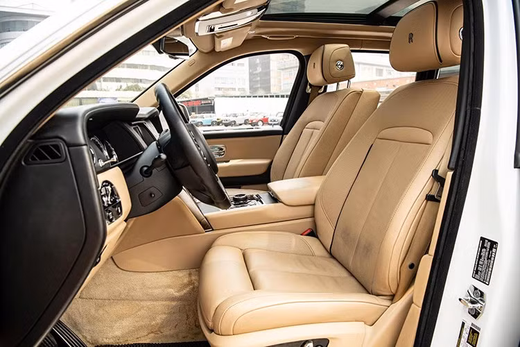 Bên cạnh đó, khách hàng có thể tùy biến khoang lái của chiếc SUV Cullinan theo ý thích của mình như chọn da cho ghế ngồi, gỗ ốp, màu sắc cho nội thất.