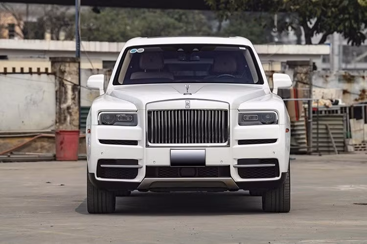 Chiếc siêu SUV Rolls-Royce Cullinan có chiều dài x chiều rộng x chiều cao lần lượt là 5.341 x 2.000 x 1.835 mm, chiều dài cơ sở đạt 3.295 mm, trọng lượng lên đến 2,66 tấn. So với Bentley Bentayga, Rolls-Royce Cullinan dài hơn 200 mm và hẹp hơn 166 mm. Riêng chiều dài cơ sở của thành viên mới nhà Rolls-Royce dài hơn đối thủ "đồng hương" 303 mm.