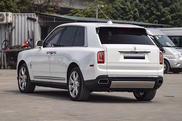 Cụ thể là chiếc SUV siêu sang Rolls-Royce Cullinan trong bài viết này có giá chào bán chỉ hơn 11 tỷ đồng, xe sản xuất 2019, và chạy hơn 5 vạn km. Mức giá của chiếc Rolls-Royce Cullinan này khá tốt, xe còn được mệnh danh là "viên kim cương di động" đắt nhất thế giới do Cullinan còn được biết đến với tên gọi viên kim cương 3.106 carat đẹp không tì vết nằm trên vương miệng Crown Jewels của Nữ hoàng Anh.