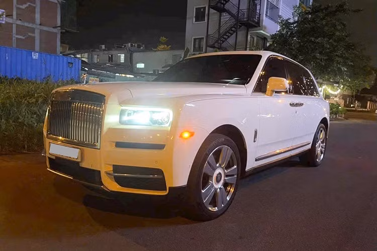 Động cơ đi kèm với hộp số tự động ZF 8 cấp có tích hợp bộ trợ giúp định vị vệ tinh SAT nên việc sang số rất nhẹ nhàng, hệ dẫn động 4 bánh toàn thời gian và đánh lái 4 bánh hoàn toàn mới. Rolls-Royce Cullinan có tốc độ tối đa được giới hạn 250 km/h.