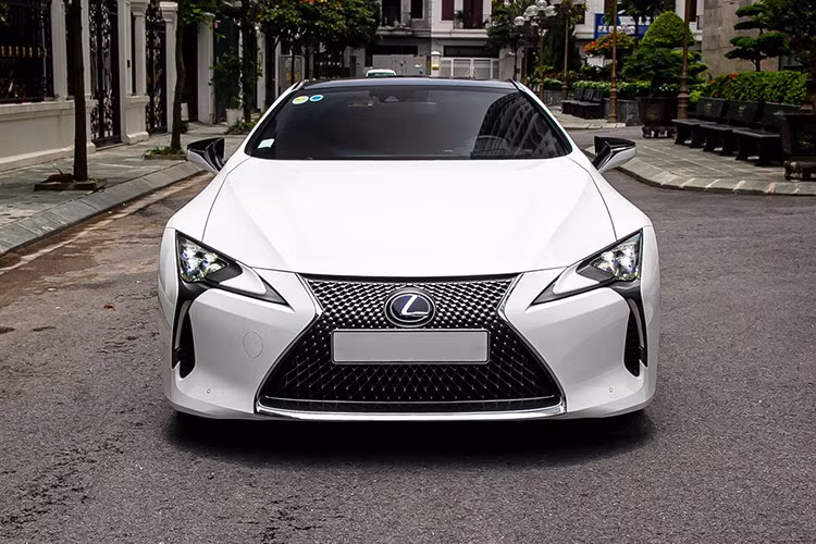 Lexus LC là 1 chiếc coupe hạng sang nhưng thiết kế rất tương lai, nó được xem như là hậu duệ của dòngx e đình đám LFA, tuy nhiên về mặt công suất, giá cả thì rẻ hơn rất nhiều, điều này đã giúp cho xe được các đại gia trên thế giới đón nhận, trong đó có gần 6 xe về Việt Nam.