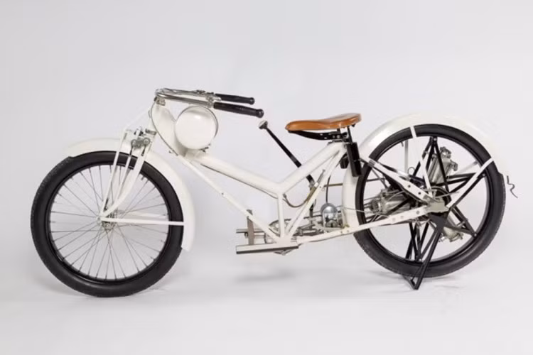 Williams Clady đời 1915 là một trong 4 nguyên mẫu được chế tạo. Đây là chiếc duy nhất trên thế giới hiện được tìm thấy. Xe sử dụng động cơ hướng kính (hay hướng tâm) nằm ở bánh sau.