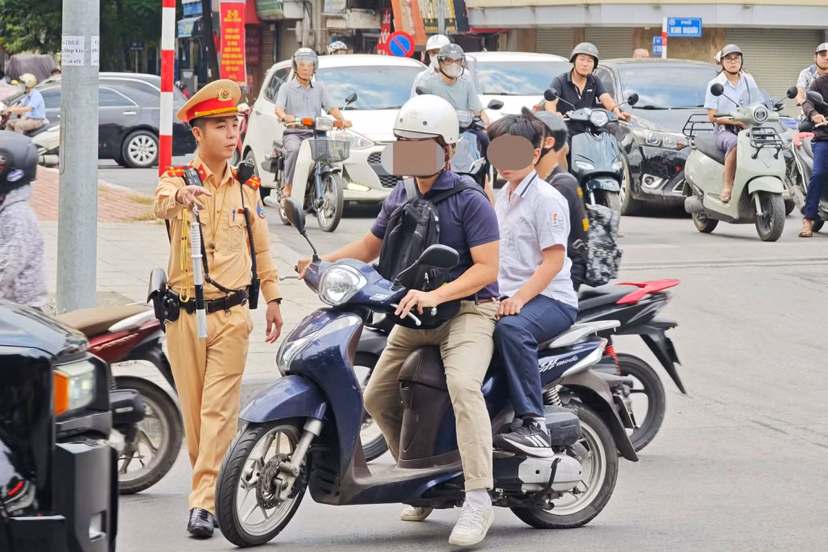 Các lỗi được lực lượng chức năng chú ý gồm học sinh chưa đủ điều kiện điều khiển xe mô tô, xe gắn máy; không đội mũ bảo hiểm; chở quá số người quy định và một số hành vi vi phạm khác.