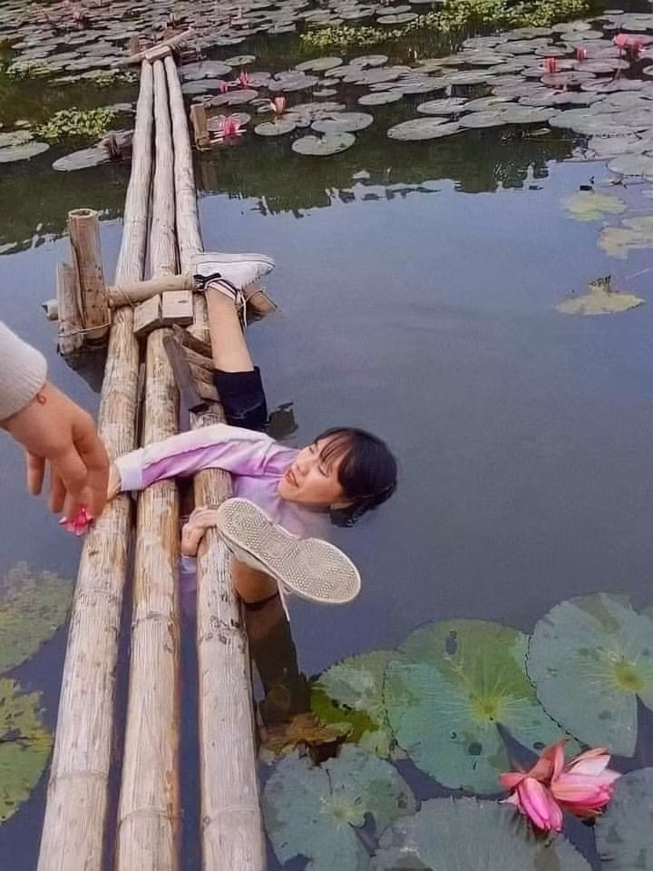 Chỉ vì muốn có bức ảnh bên chiếc cầu ao đẹp mà cô nàng đã có phen đi tắm không có chủ đích.