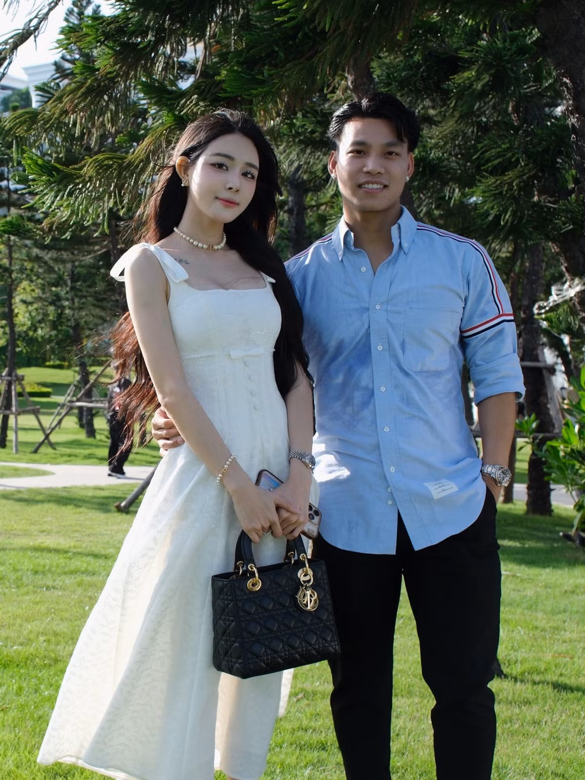 Vũ Văn Thanh cũng thể hiện sự chiều chuộng dành cho bạn gái. Dù bận rộn lịch thi đấu, anh vẫn thường bay ra Hà Nội thăm bạn gái và dành nhiều món quà, lời chúc ngọt ngào trong các dịp đặc biệt.