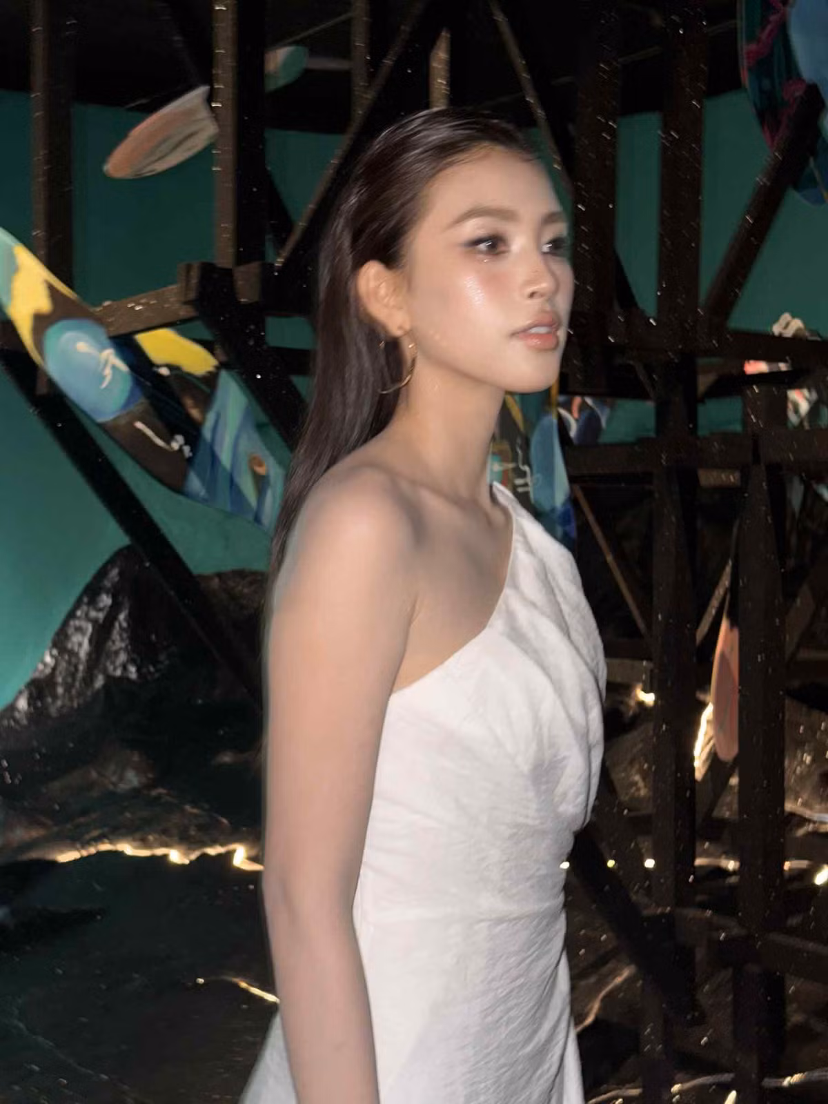 Biểu cảm nhẹ nhưng cuốn hút của cô giúp bộ ảnh trở nên trọn vẹn, thu hút hàng nghìn lượt tương tác chỉ sau thời gian ngắn đăng tải.