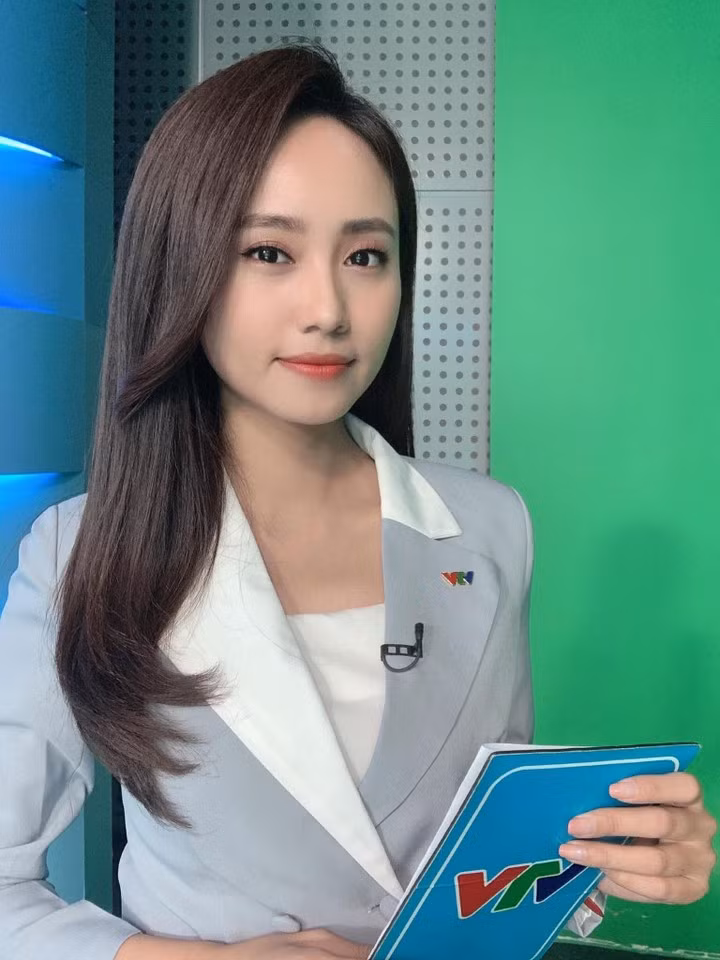 BTV Xuân Anh sinh năm 1992 tại Hà Nội, là trong những biên tập viên, người dẫn chương trình nổi tiếng của Đài Truyền hình Việt Nam (VTV). Cô là gương mặt quen thuộc với khán giả qua các bản tin Dự báo thời tiết. Sở hữu ngoại hình xinh xắn, nụ cười tươi tắn cùng lối dẫn tự nhiên, cô được khán giả ưu ái gọi là “cô gái thời tiết”.