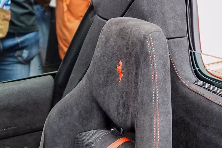 Động cơ trên Ferrari 488 Pista Spider khi kết hợp cùng hộp số ly hợp kép bảy tốc độ F1 đã được điều chỉnh bánh răng nhanh hơn khoảng 0,03 giây so với 488 Pista. Nhờ đó, siêu xe mui trần 488 Pista Spider chỉ mất thời gian 2,85 giây để hoàn thành công việc tăng tốc từ vị trí xuất phát lên 100 km/h trước khi đạt vận tốc tối đa 340 km/h.
