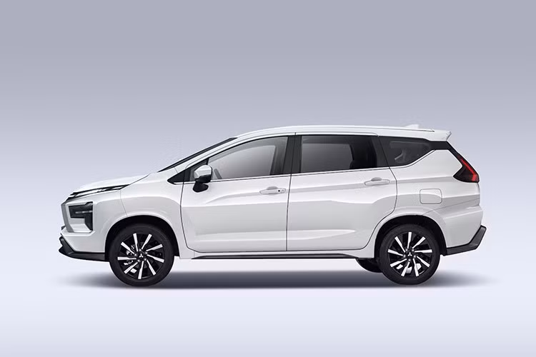 Phiên bản 2025 của Xpander và Xpander Cross mang đến những thay đổi đáng chú ý cả về thiết kế, tiện nghi lẫn công nghệ an toàn. Về thiết kế, ngoại thất xe được tinh chỉnh với ngôn ngữ hiện đại và mạnh mẽ hơn.