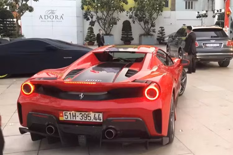 Điểm khác biệt so với Ferrari 488 Pista chính là việc "mái nhà" của phiên bản mui trần có thể đóng hoặc mở trong thời gian 14 đến 16 giây. Hãng siêu xe Ý cũng trang bị thêm một kính chắn gió đặt phía sau để tránh tiếng ồn lọt vào khoang lái.