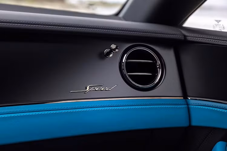Ví dụ, nếu chuyển từ màu vàng sang xanh lam, phần giữa sẽ thành màu xanh lá – một kết quả mà Bentley muốn tránh. Vì vậy, ở giai đoạn đầu, hãng mới chỉ cung cấp ba lựa chọn phối màu chính: Xanh dương Topaz Blue sang Windsor Blue, Xám bạc Tungsten sang đen Onyx, Vàng Sunburst Gold sang cam Orange Flame.