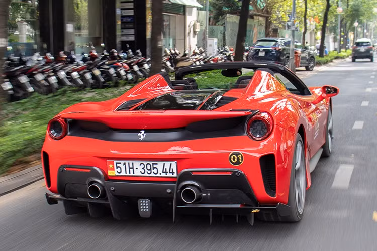Mức giá bán của siêu xe Ferrari 488 Pista Spider hiện chưa được công bố, nhưng theo một số nguồn tin nội bộ, số tiền mà doanh nhân Hoàng Kim Khánh bỏ ra để lăn bánh vào khoảng trên 40 tỷ đồng.