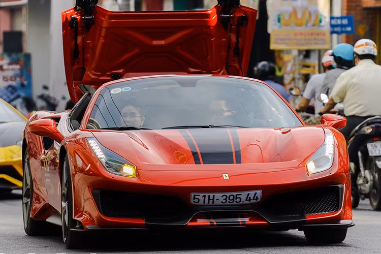 Ngoài siêu xe mui trần Ferrari 488 Pista Spider, doanh nhân Hoàng Kim Khánh còn sở hữu McLaren Senna, Koenigsegg Regera, Lamborghini Aventador S, Ferrari SF90 Stradale, Aston Martin V8 Vantage, Porsche 911 Turbo S và nhiều xe thể thao, xe sang cũng như SUV khác.