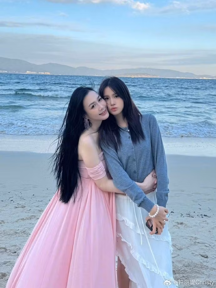 Cayla Trương Khải Lâm là con gái út của nữ diễn viên Chung Lệ Đề – biểu tượng nhan sắc lai nổi bật của châu Á thập niên 1990. Chung Lệ Đề sinh năm 1970 tại Canada, mang trong mình hai dòng máu Việt – Hoa.